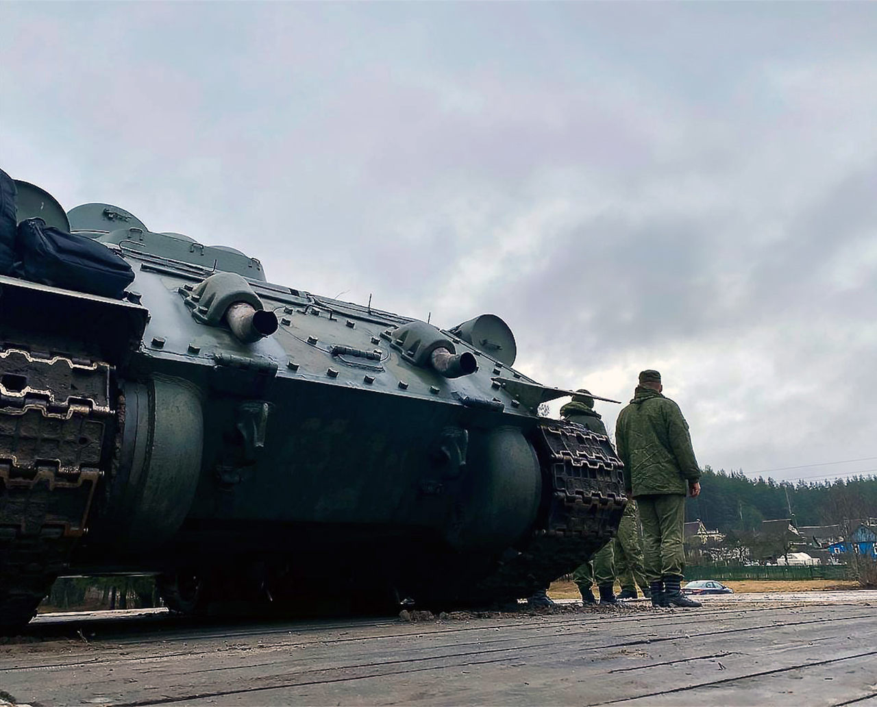 2 - Фотографии с места разгрузки воинского эшелона на станции Озерище с грузом танков Т-34, задействование которых планируется при проведении военного парада